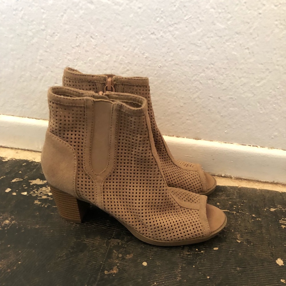 Tan peel toe ankle boots w/ heel